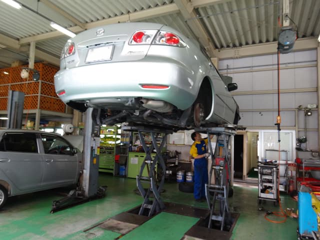 自動車点検、整備している風景
